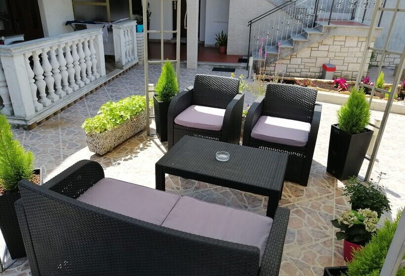 Pensjonat Viktor Rooms And Apartments