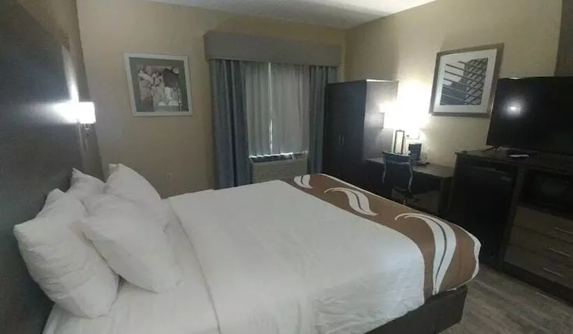 Hotelli Quality Inn & Suites Roanoke   Fort Worth North