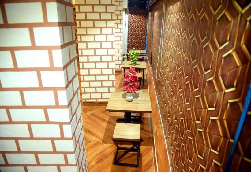 הוסטל Charyana Hotel Ac Dormitory