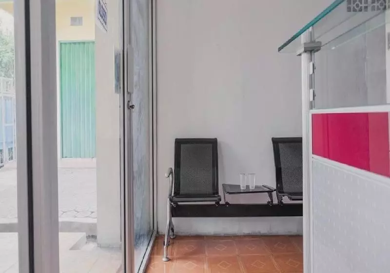 Majatalo Reddoorz Syariah Near Stadion Maulana Yusuf