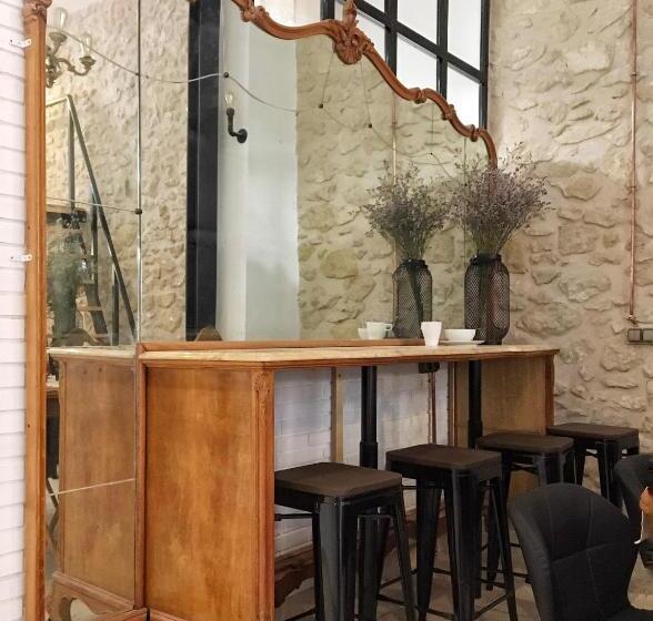 Hostel Numero Trece   Free Towels, Coffee Beans And Remote Check In!