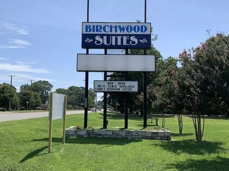 ホテル Birchwood Suites