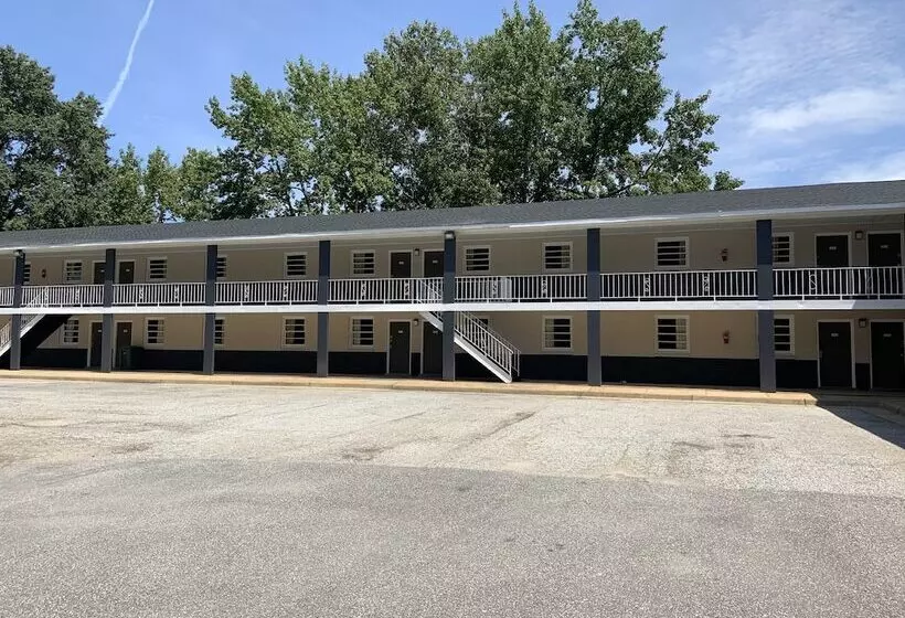 ホテル Birchwood Suites