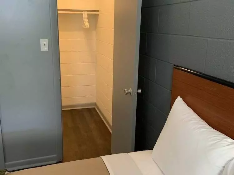 ホテル Birchwood Suites