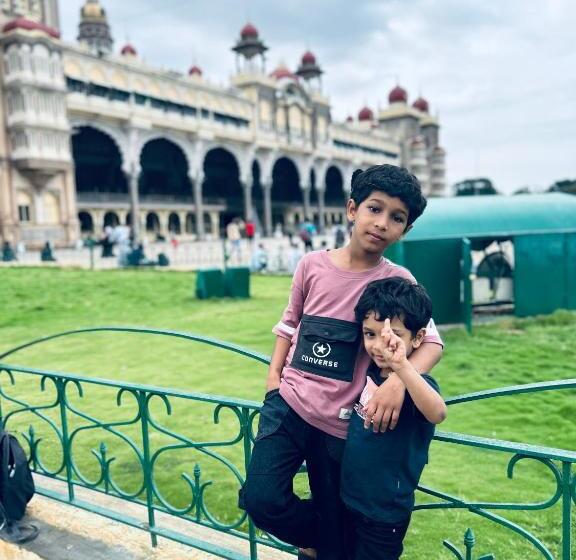 בית מלון כפרי Q One Plaza