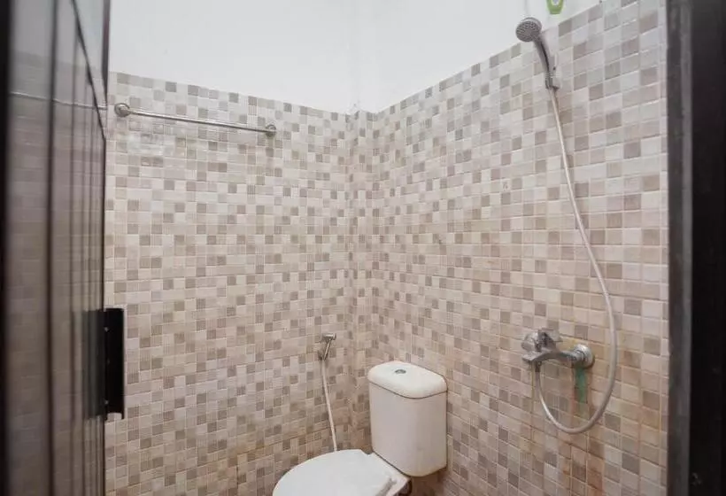 ペンション Reddoorz Syariah Near Jatisampurna Hospital