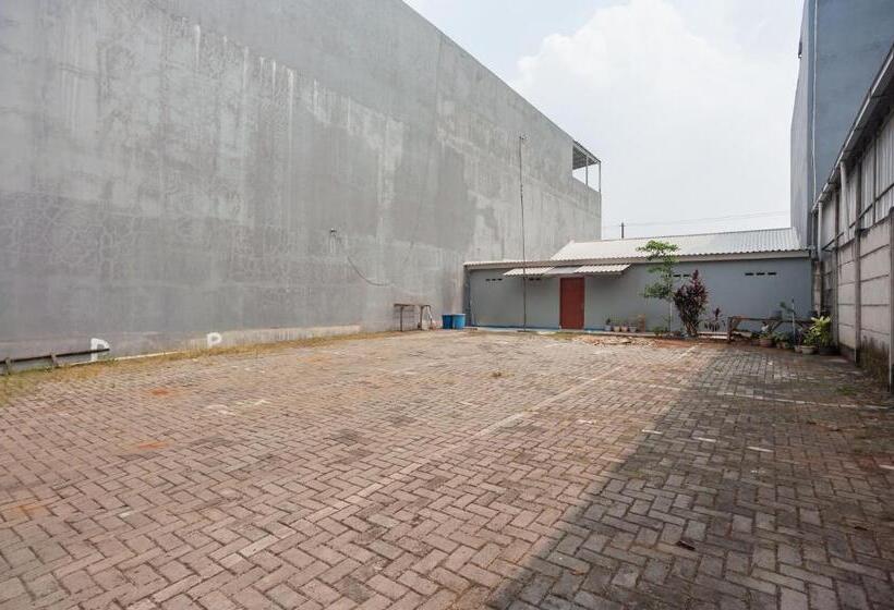 بنسيون Reddoorz Syariah Near Jatisampurna Hospital