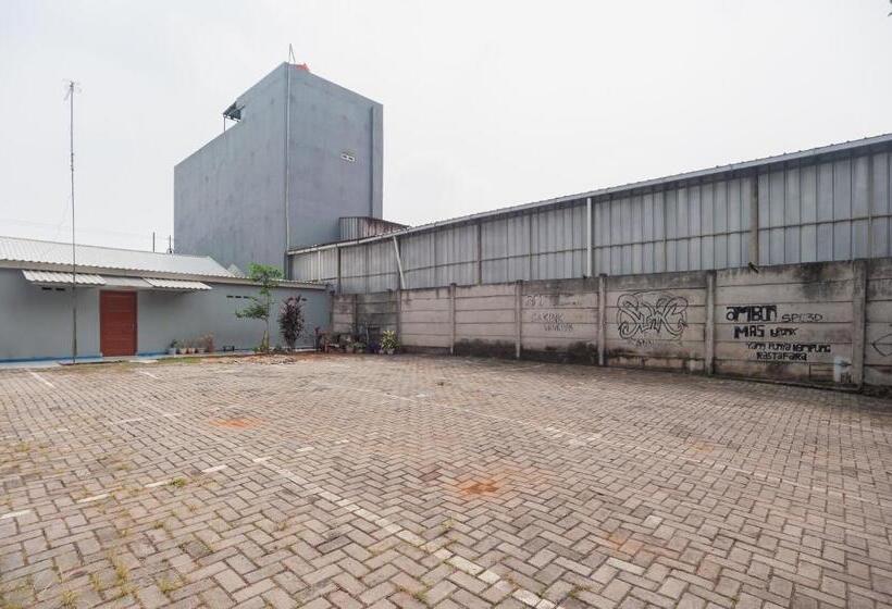 بنسيون Reddoorz Syariah Near Jatisampurna Hospital