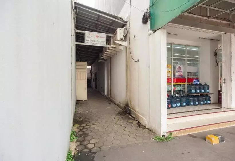 ペンション Reddoorz Syariah Near Jatisampurna Hospital