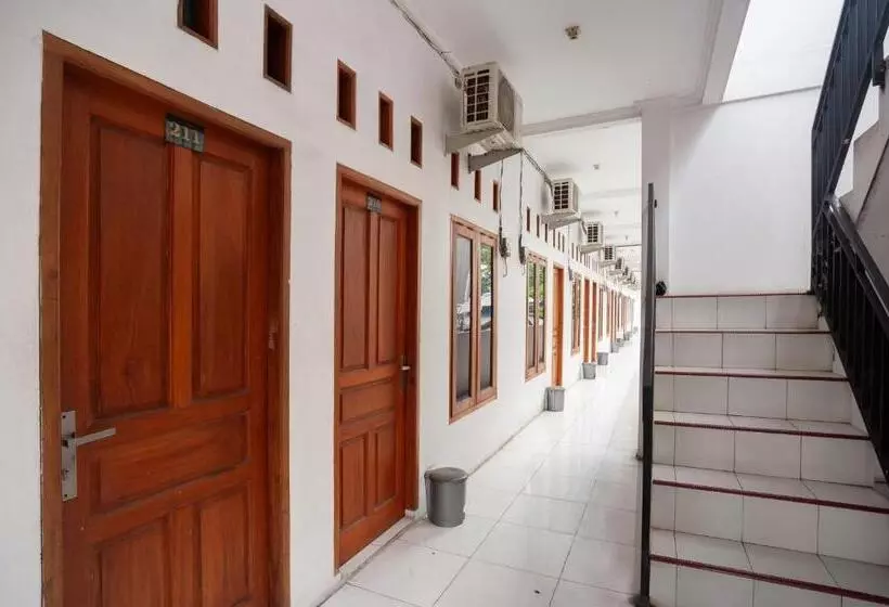 ペンション Reddoorz Syariah Near Jatisampurna Hospital