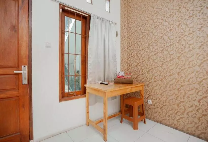 ペンション Reddoorz Syariah Near Jatisampurna Hospital