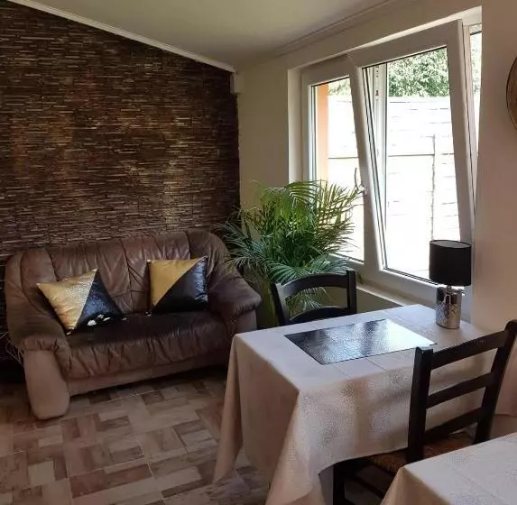 Airport16 Bed And Breakfast