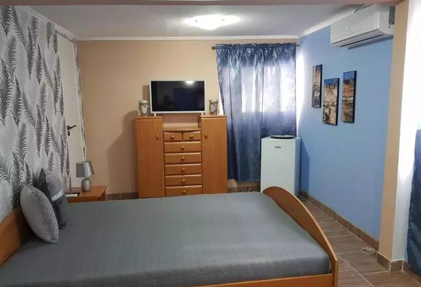 Airport16 Bed And Breakfast