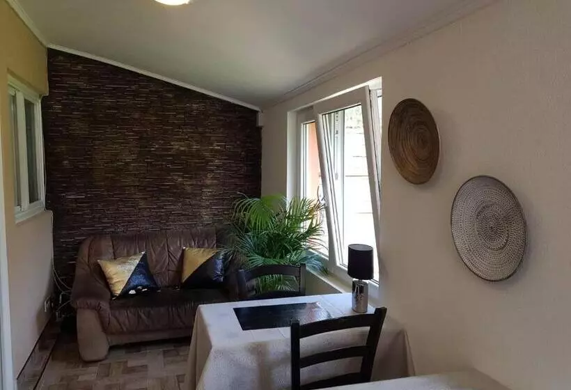 Airport16 Bed And Breakfast