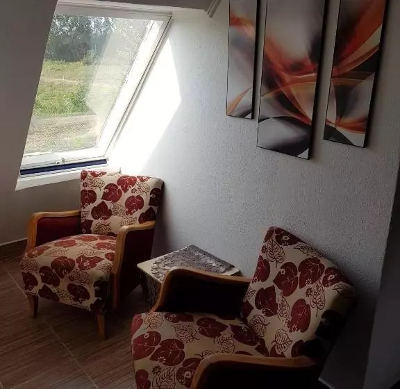 Airport16 Bed And Breakfast