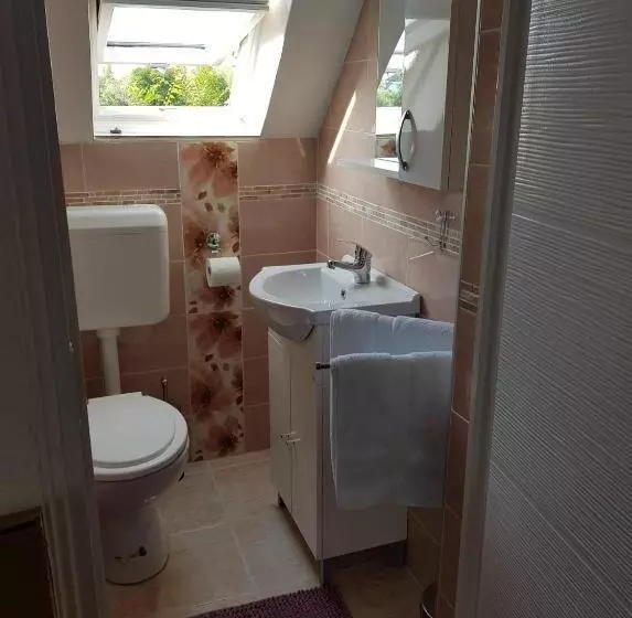 Airport16 Bed And Breakfast