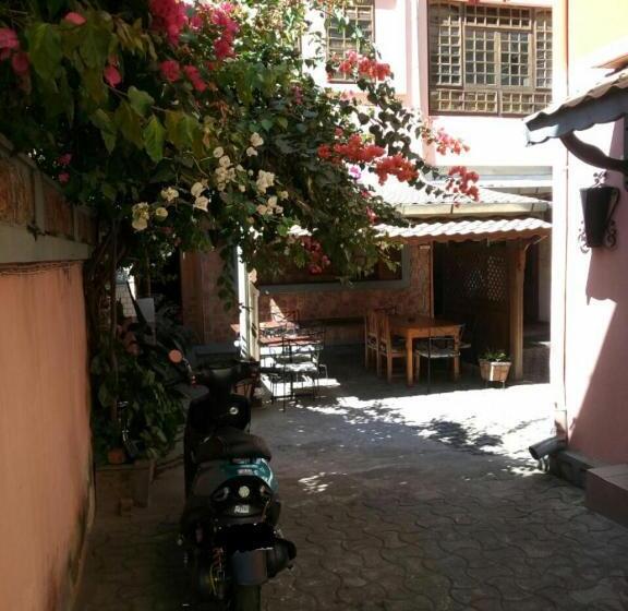 هاستل St Antoine