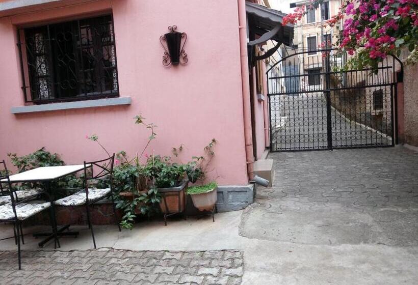 هاستل St Antoine