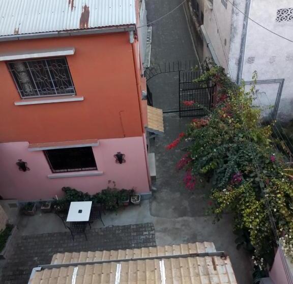 هاستل St Antoine