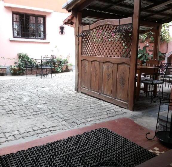 هاستل St Antoine