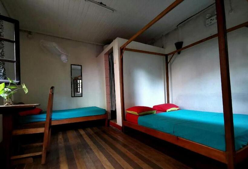 هاستل St Antoine