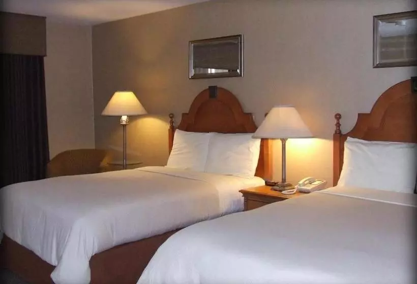 فندق Ambassador Inn At Marquette