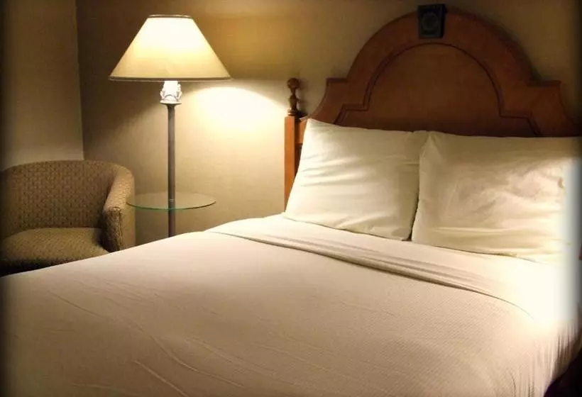 فندق Ambassador Inn At Marquette