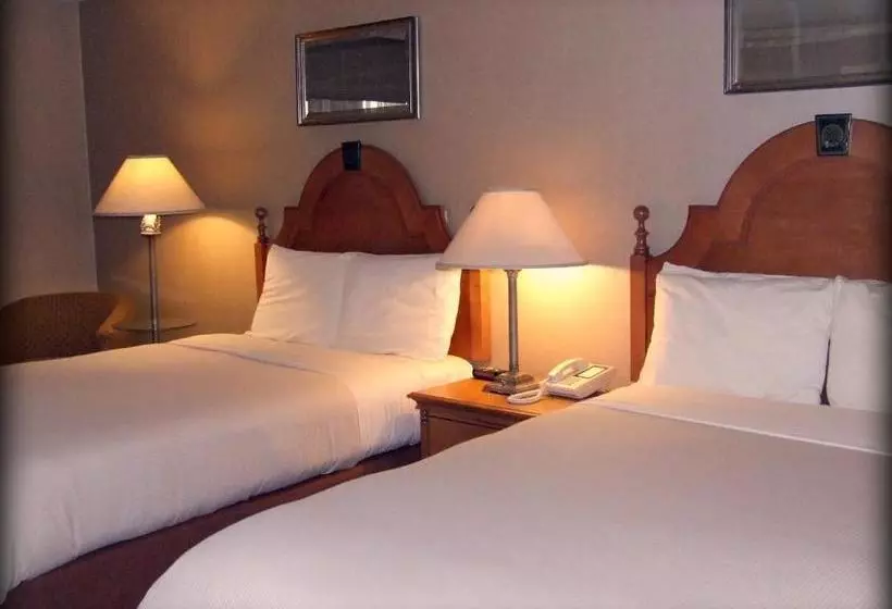 فندق Ambassador Inn At Marquette