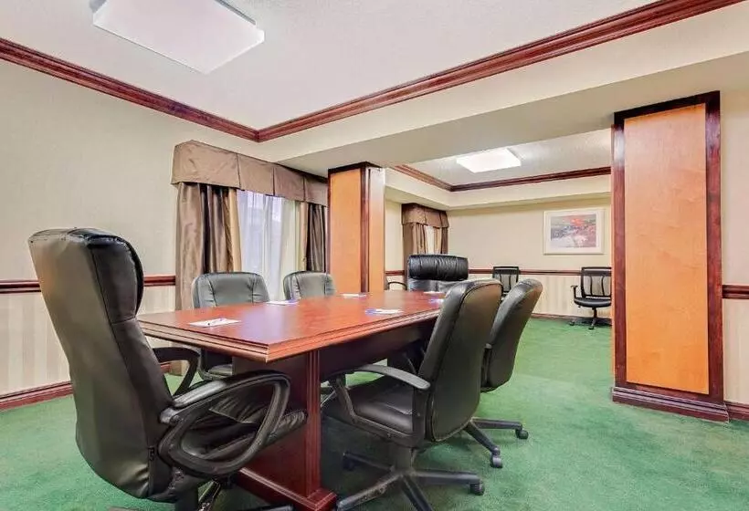 호텔 Baymont By Wyndham Kalamazoo East