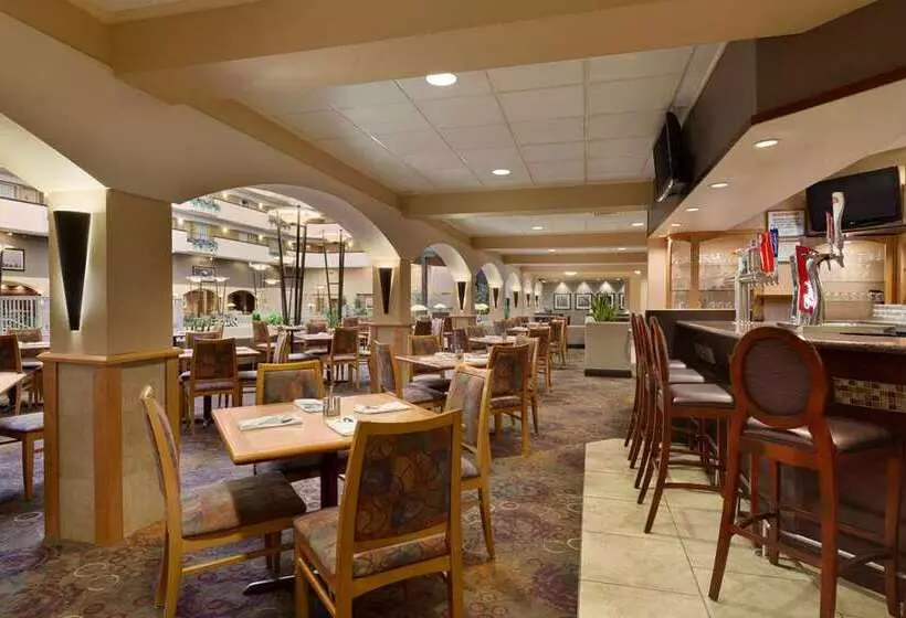هتل Embassy Suites By Hilton Kansas City International Airport