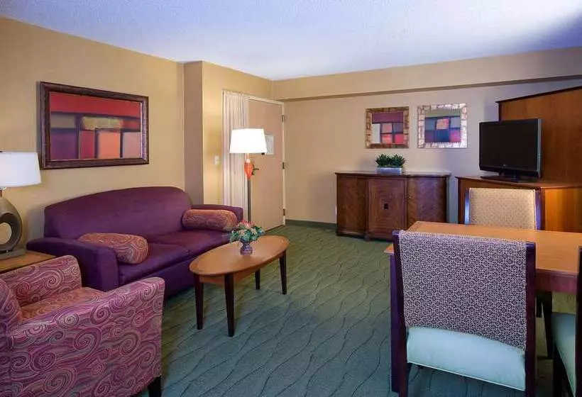 هتل Embassy Suites By Hilton Kansas City International Airport