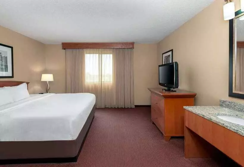 هتل Embassy Suites By Hilton Kansas City International Airport