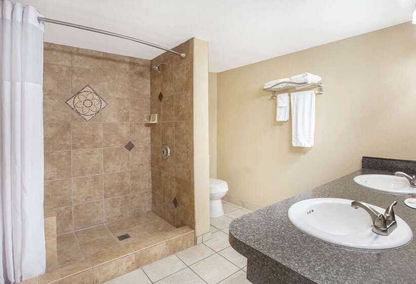 אתר נופש Travelodge By Wyndham Hawthorne