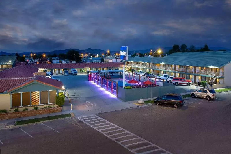 Курорт Travelodge By Wyndham Hawthorne