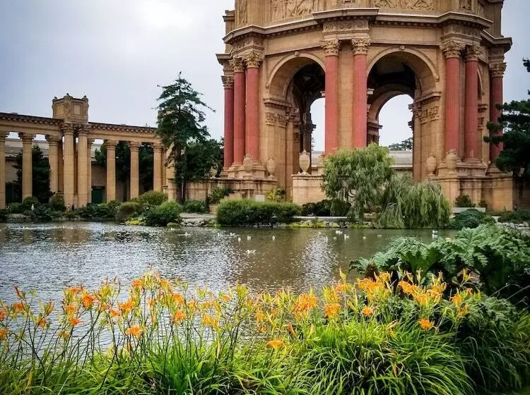 هتل Caza Fishermans Wharf