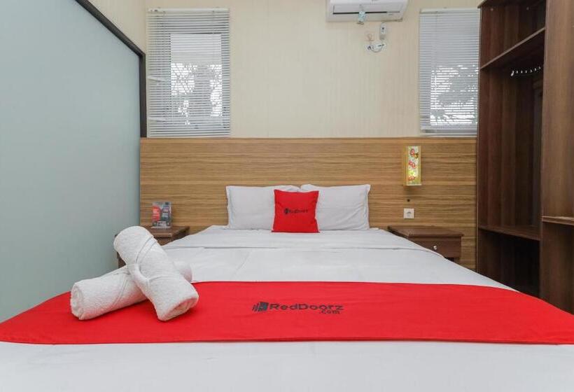 Отель Reddoorz Syariah @ Klojen Malang