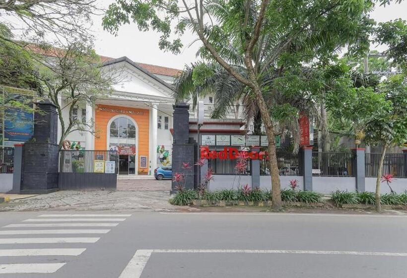 Отель Reddoorz Syariah @ Klojen Malang