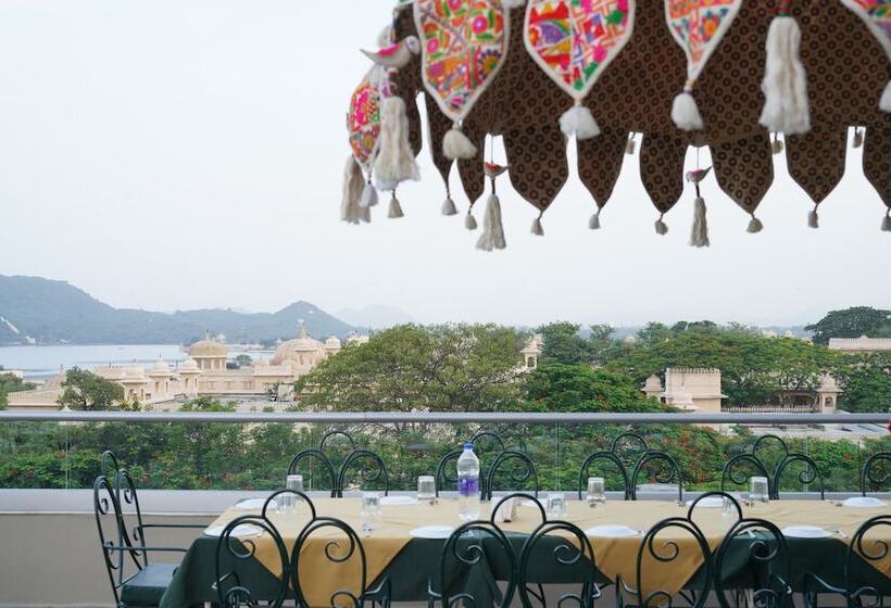 Hotel The Ramvilas A Rooftop Pichola Lake View