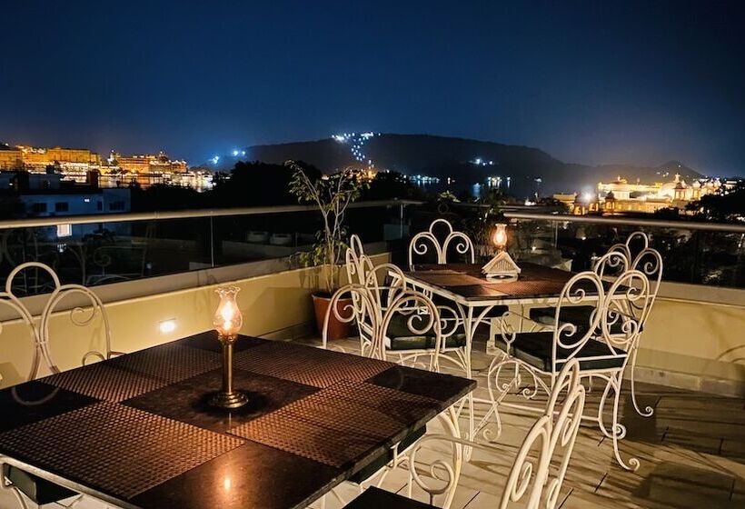 Hotel The Ramvilas A Rooftop Pichola Lake View