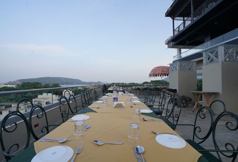 Hotel The Ramvilas A Rooftop Pichola Lake View