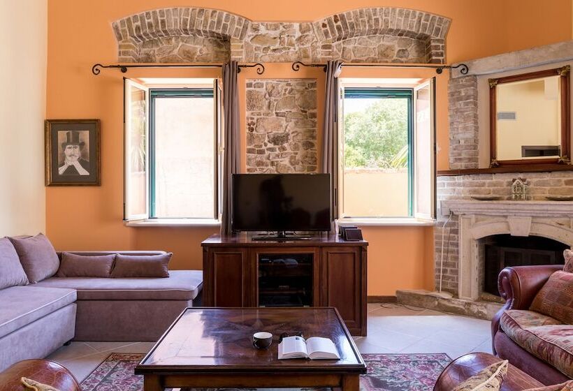 بنسيون Moraitis Mansion