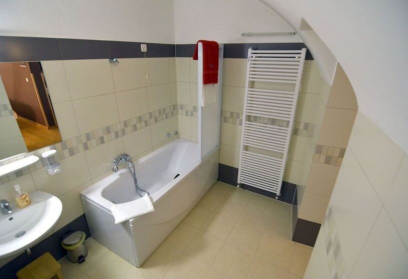 بنسيون Sobe Bernarda