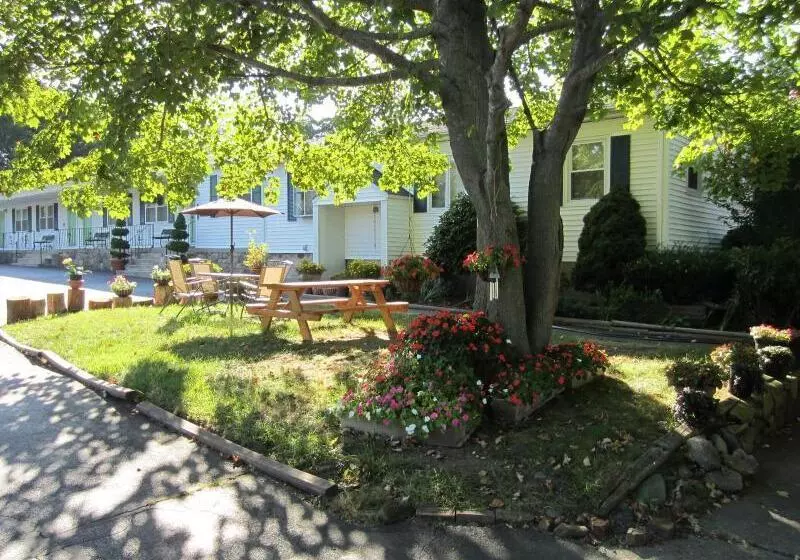 Founder's Brook Motel And Suites