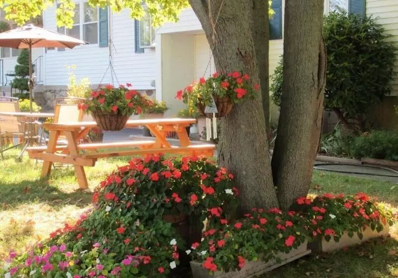 Founder's Brook Motel And Suites