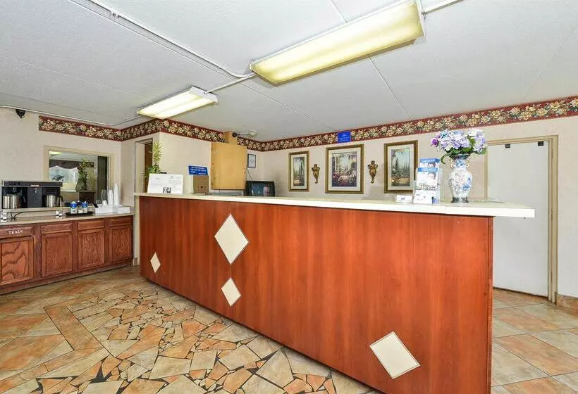 Отель Americas Best Value Inn & Suites Knoxville North