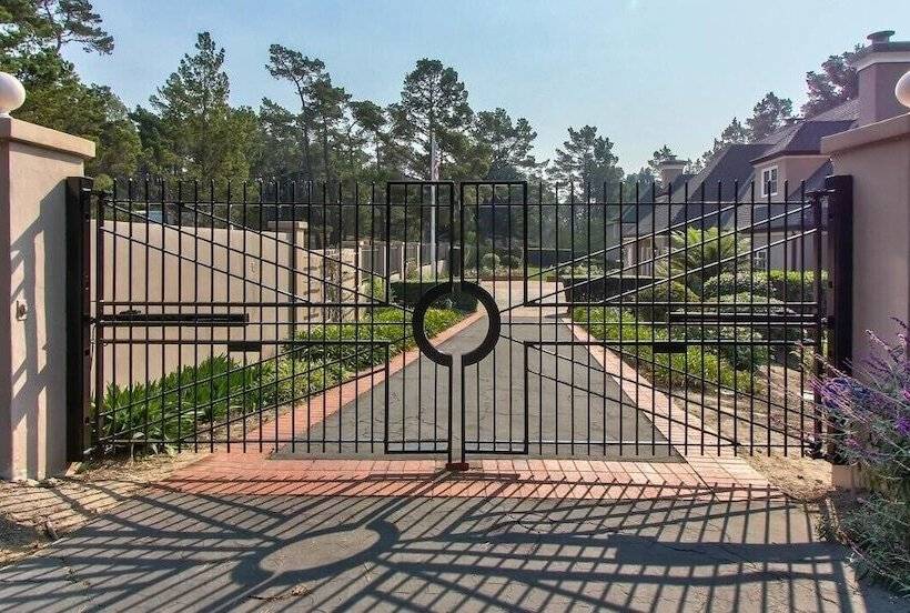 Lx33: Luxury Vacation Villa On Pebble Beach With Pool