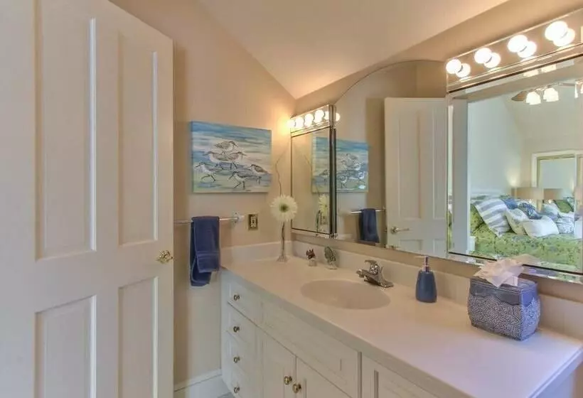 Lx33: Luxury Vacation Villa On Pebble Beach With Pool