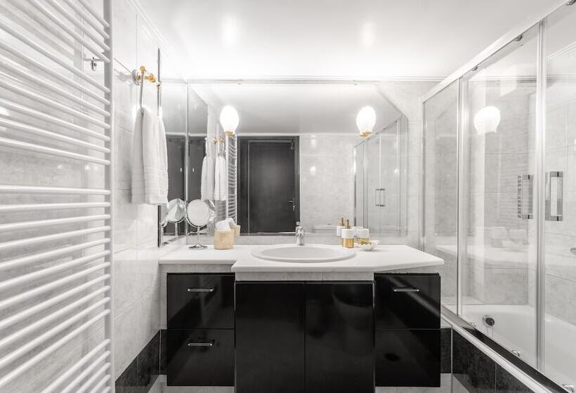 Fresh Detailed Stylish Apartment At Acropolis