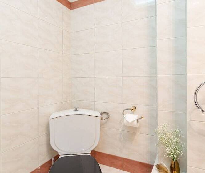 Fresh Detailed Stylish Apartment At Acropolis