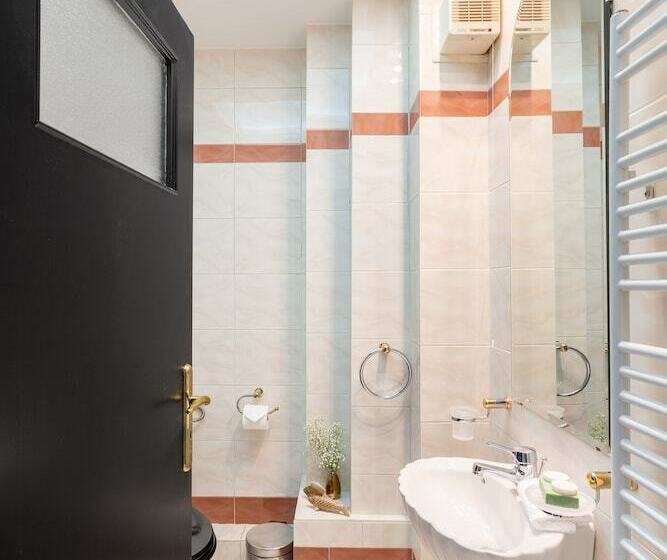 Fresh Detailed Stylish Apartment At Acropolis